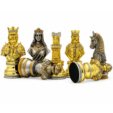 Détail des pièces dorées et argentées, roi, dame, tour et cavalier