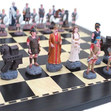 Alternative view of Ensemble Bataille de Troie Echiquier en Bois et Jeu d'Echec en Etain