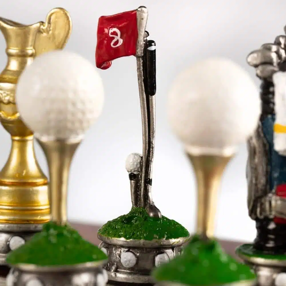 Ensemble Golfeur Echiquier en Bois d'Orme et de Bruyère Laqué & Jeu d'Echecs en Etain – Image 6