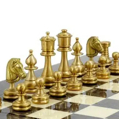 Alternative view of Ensemble Perse II Echiquier en Bois d'Erable & Jeu d'Echecs en Laiton Massif
