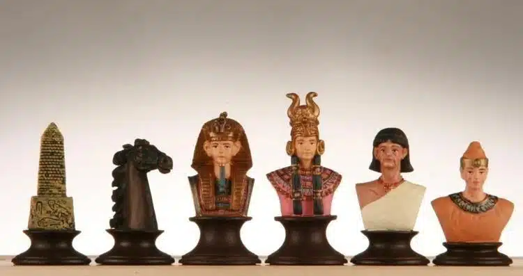 Jeu d'Echecs en Etain Peint à la Main Bustes Romains vs Egyptiens