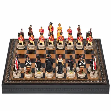 Ensemble Bataille de Waterloo III, échiquier en similicuir et pièces peintes, vue d'ensemble
