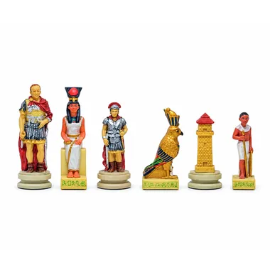 Pièces d'échecs peintes représentant Romains et Égyptiens côte à côte