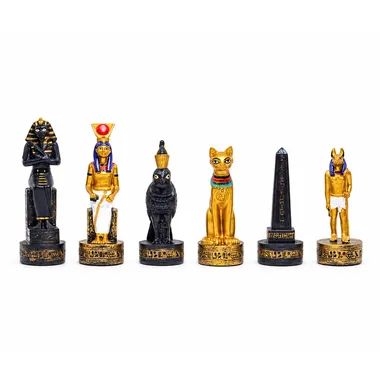 Pièces d'échecs égyptiennes dorées et noires alignées sur fond blanc