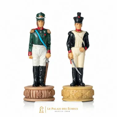 Deux pions soldats en uniforme vert et noir, détail des figurines
