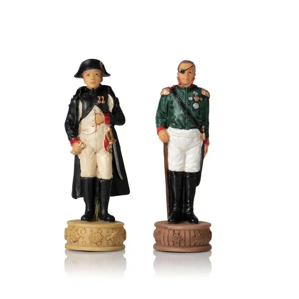 Ensemble Napoléon Campagne de Russie IV Jeu d'Echecs en Résine et Echiquier en Bois Teinté Noir et Ivoire – Image 12