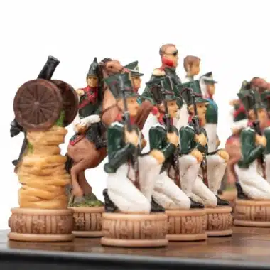 Alternative view of Ensemble Napoléon Campagne de Russie II Jeu d'Echecs en Résine et Echiquier en Similicuir Noir