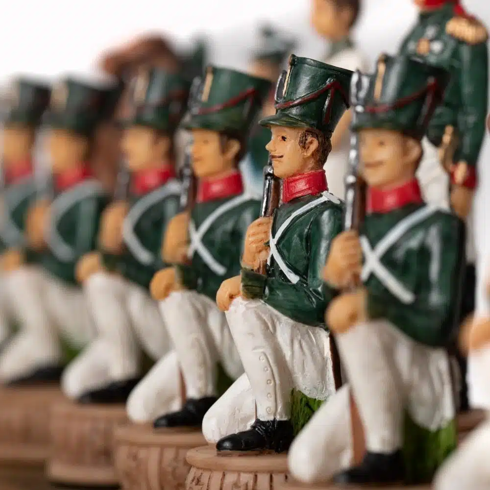 Ensemble Napoléon Campagne de Russie IV Jeu d'Echecs en Résine et Echiquier en Bois Teinté Noir et Ivoire – Image 3