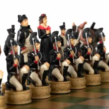 Alternative view of Ensemble Napoléon Campagne de Russie IV Jeu d'Echecs en Résine et Echiquier en Bois Teinté Noir et Ivoire