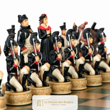 Pièces d'échecs Napoléon face aux soldats noirs sur échiquier en bois