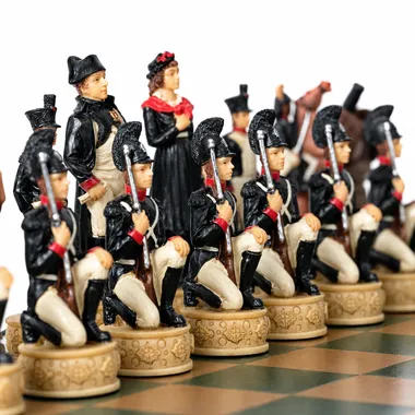 Pièces d'échecs Napoléon face aux soldats noirs sur échiquier en bois