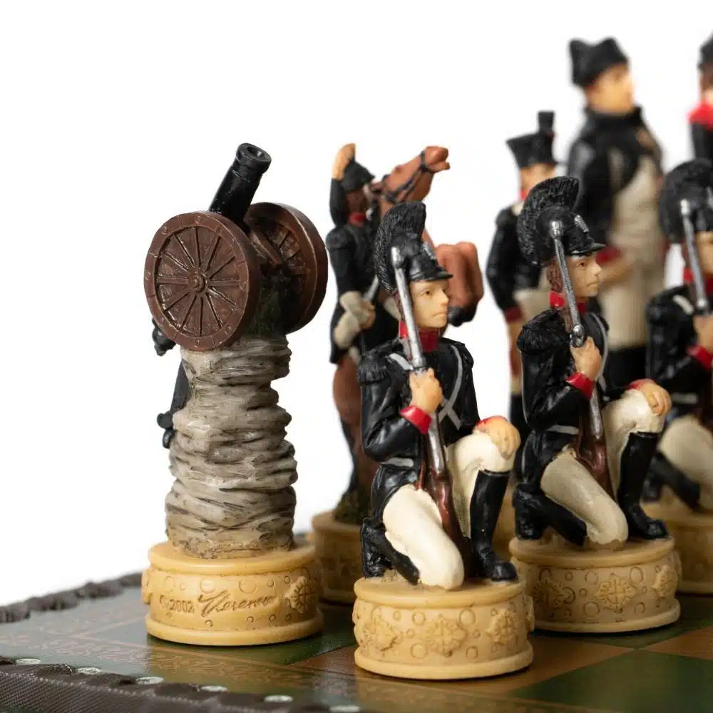 Ensemble Napoléon Campagne de Russie IV Jeu d'Echecs en Résine et Echiquier en Bois Teinté Noir et Ivoire – Image 7