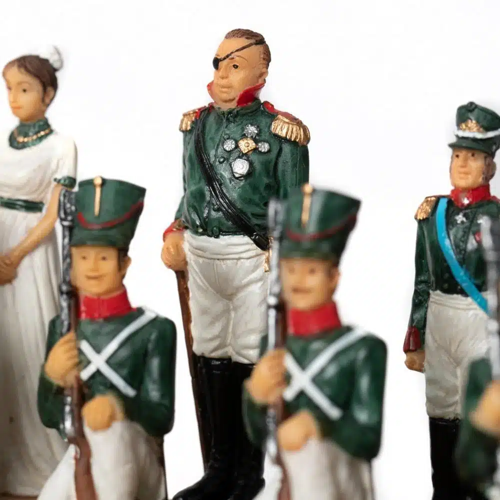 Ensemble Napoléon Campagne de Russie IV Jeu d'Echecs en Résine et Echiquier en Bois Teinté Noir et Ivoire – Image 4