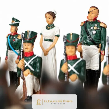 Pièces d'échecs détaillant soldats en uniforme vert et dame en robe blanche
