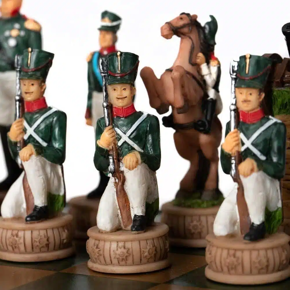 Ensemble Napoléon Campagne de Russie IV Jeu d'Echecs en Résine et Echiquier en Bois Teinté Noir et Ivoire – Image 6