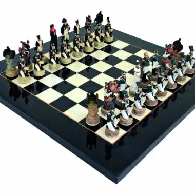 Ensemble Napoléon Campagne de Russie III Jeu d'Echecs en Résine et Echiquier en Bois d'Erable Noir