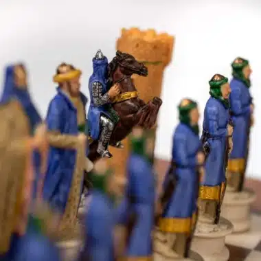 Gros plan sur le cavalier à cheval du jeu d'échecs Croisade, entouré de pièces