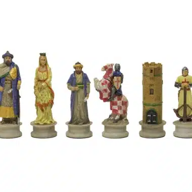 Pièces d'échecs Croisade alignées, roi, dame, tour et cavalier