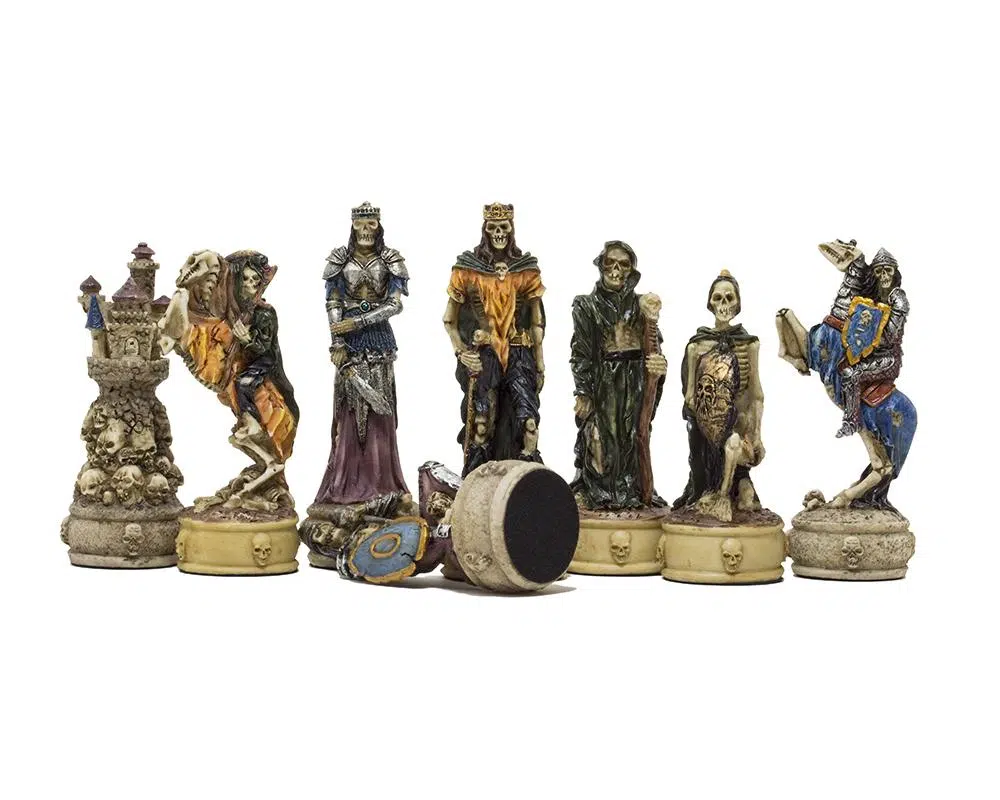 Ensemble Mort-Vivant Echiquier en Similicuir Noir et Jeu d'Echecs en Résine Peint à la Main – Image 10