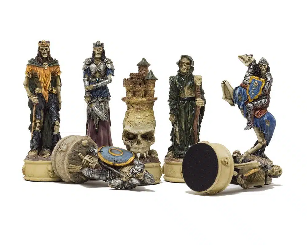 Ensemble Mort-Vivant Echiquier en Similicuir Noir et Jeu d'Echecs en Résine Peint à la Main – Image 9