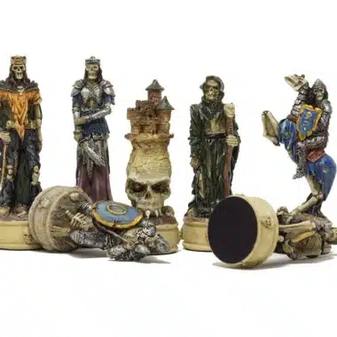 Alternative view of Ensemble Mort-Vivant IV Echiquier en Bois d'Erable Noir et Jeu d'Echecs en Résine Peint à la Main