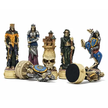 Pièces du jeu Mort-Vivant IV alignées montrant rois, dames et tours squelettiques
