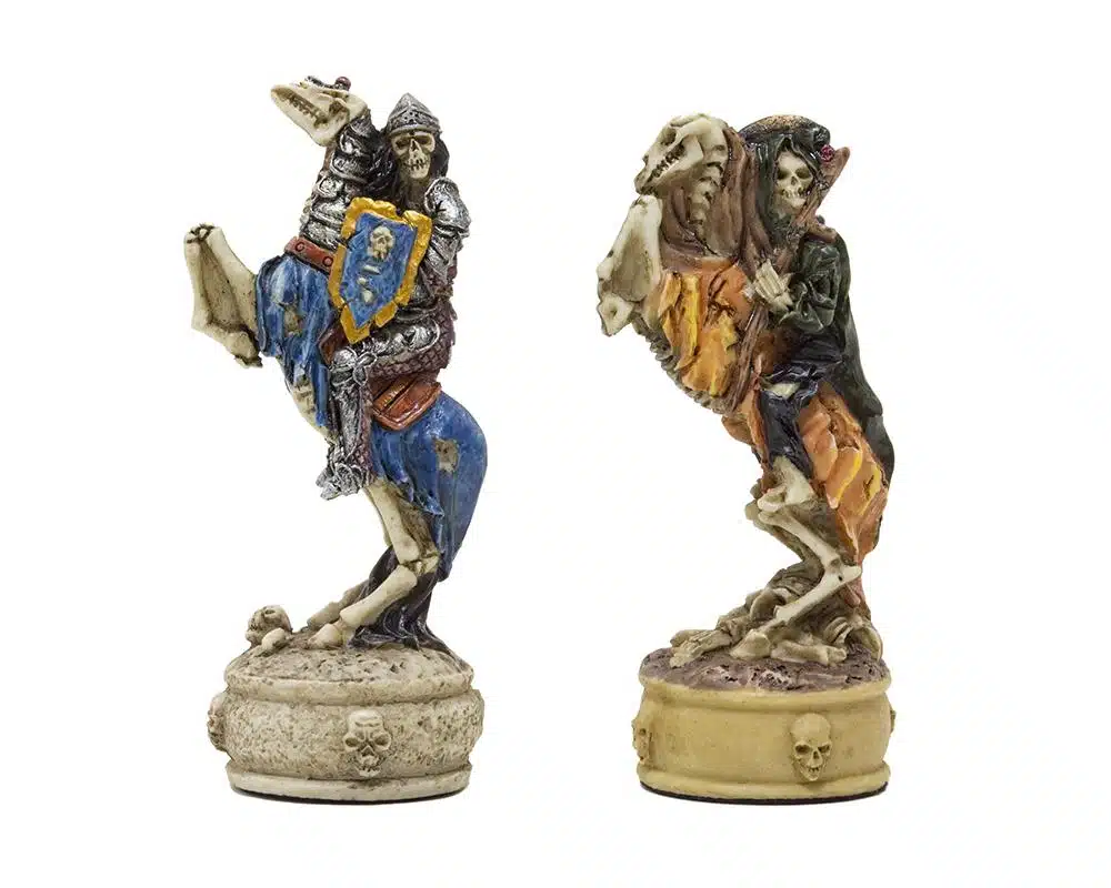 Ensemble Mort-Vivant Echiquier en Similicuir Noir et Jeu d'Echecs en Résine Peint à la Main – Image 11