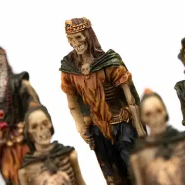 Roi squelette couronné en tunique orange, détail du visage