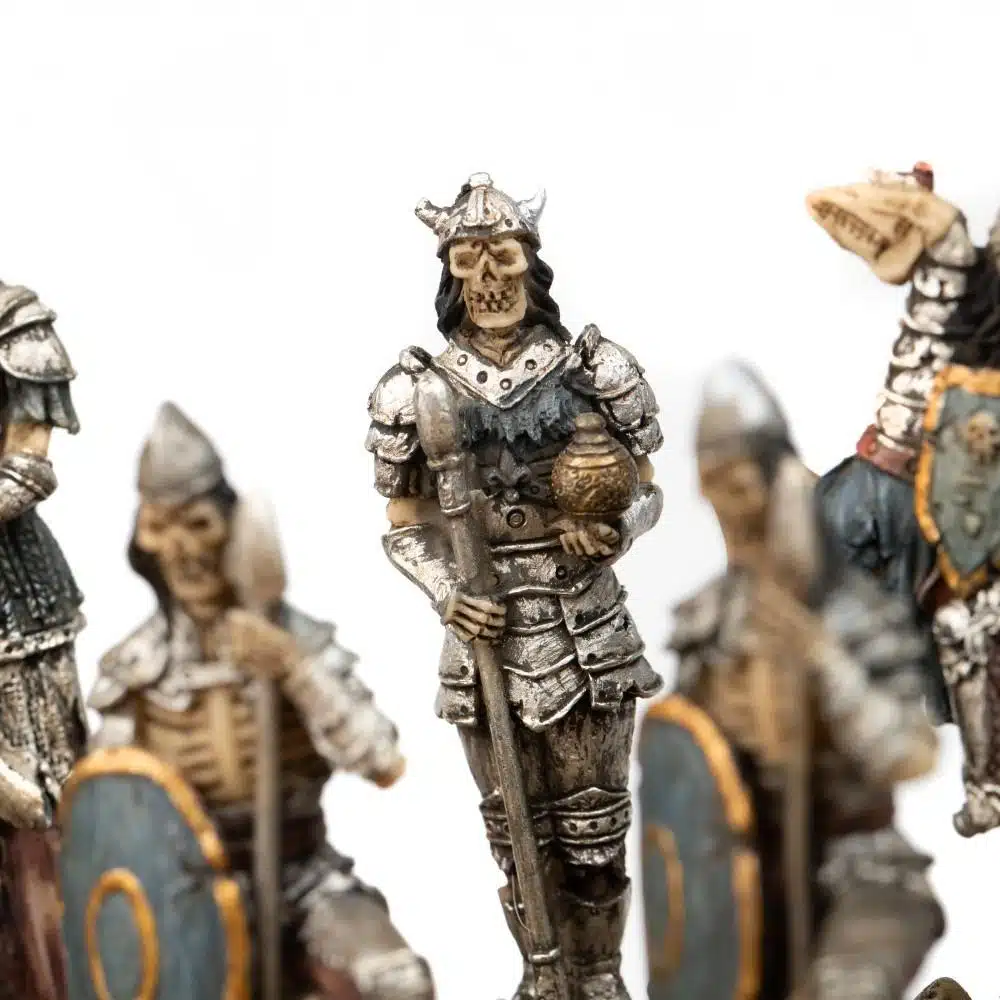 Ensemble Mort-Vivant Echiquier en Similicuir Noir et Jeu d'Echecs en Résine Peint à la Main – Image 4