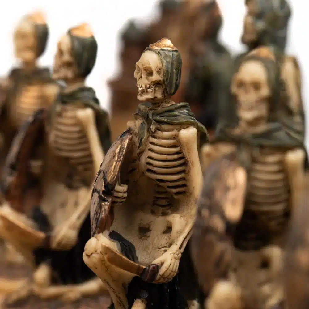 Ensemble Mort-Vivant Echiquier en Similicuir Noir et Jeu d'Echecs en Résine Peint à la Main – Image 3