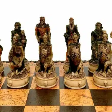Détail des pièces royales et squelettes montées du jeu d'échecs Mort-Vivant III sur fond blanc