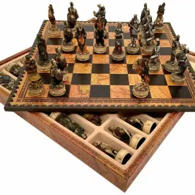 Ensemble Mort-Vivant III Echiquier en Similicuir Ancien Monde Avec Rangement et Jeu d'Echecs en Résine Peint à la Main