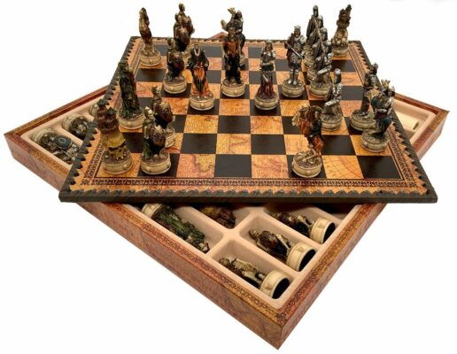 Ensemble Mort-Vivant III Echiquier en Similicuir Ancien Monde Avec Rangement et Jeu d’Echecs en Résine Peint à la Main