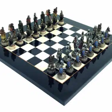 Ensemble Mort-Vivant IV Echiquier en Bois d'Erable Noir et Jeu d'Echecs en Résine Peint à la Main
