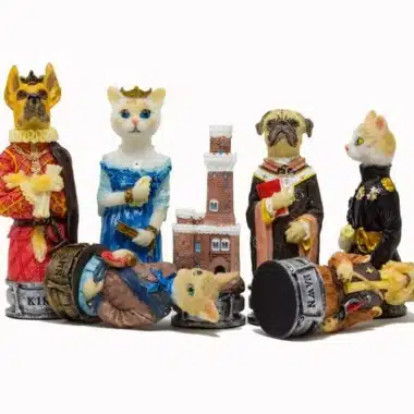 Pièces roi, dame, tour et fou chiens et chats en résine côte à côte