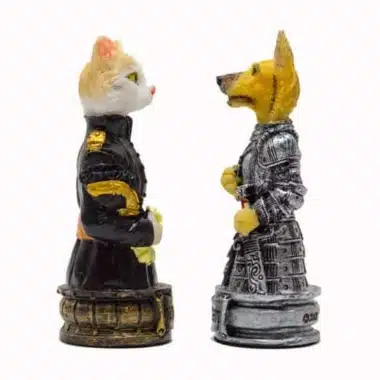 Pièces fou chat et cavalier chien en résine, vue de profil détaillée