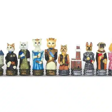 Toutes les pièces d'échecs chats et chiens alignées côte à côte
