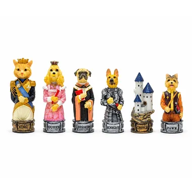 Pièces d'échecs chiens contre chats, roi, dame, fou, cavalier, tour et pion alignés