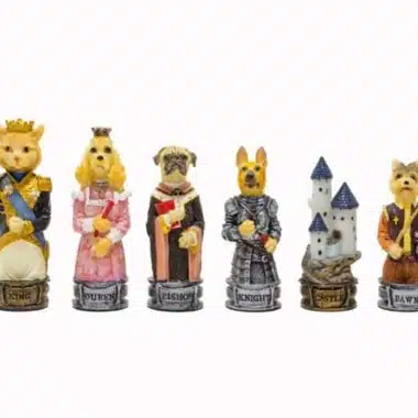 Rangée de pièces d'échecs chiens et chats en résine avec étiquettes des rôles