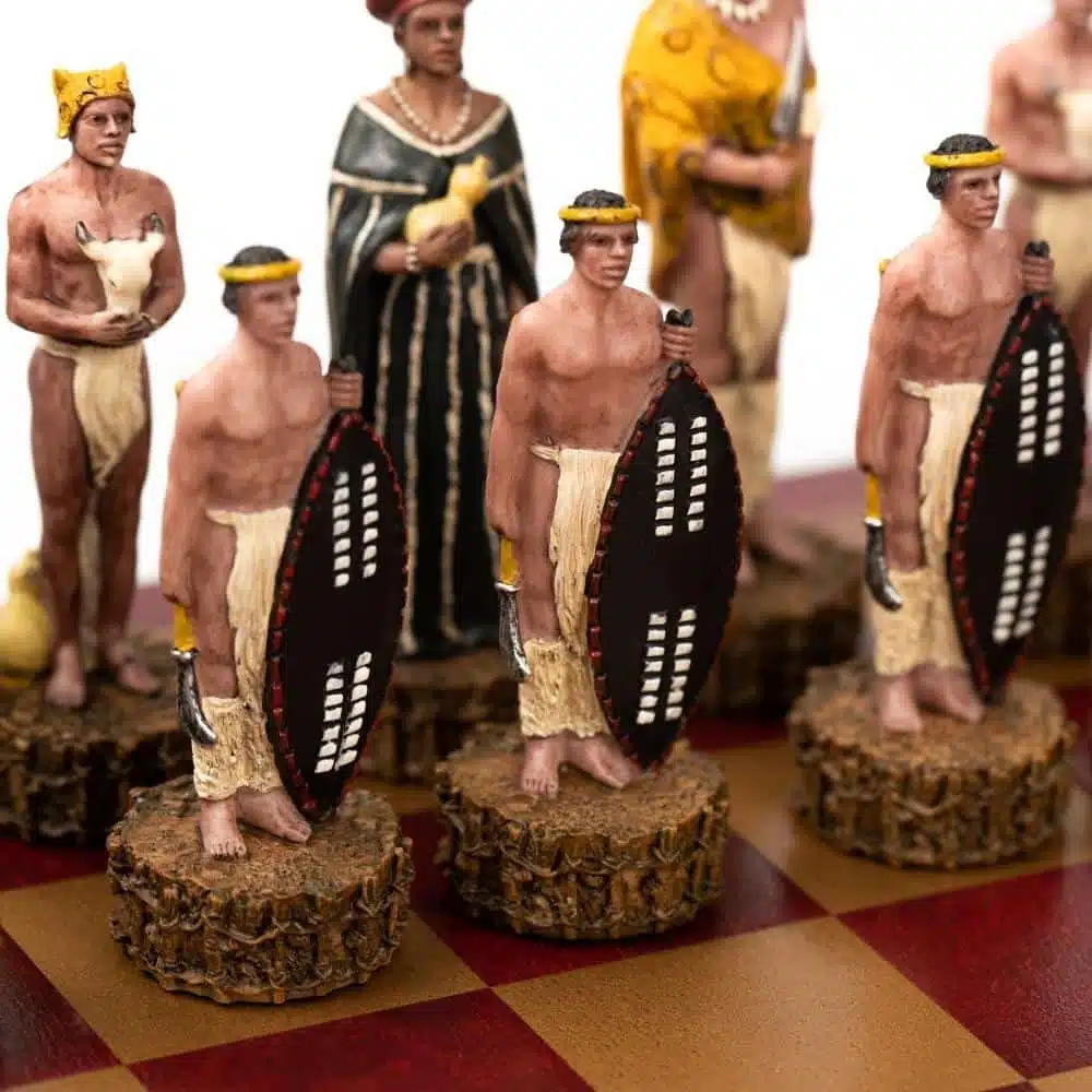 Ensemble Guerre Anglo-Zouloue Echiquier en Similicuir Rouge et Jeu d'Echecs en Résine Peint à la Main – Image 4