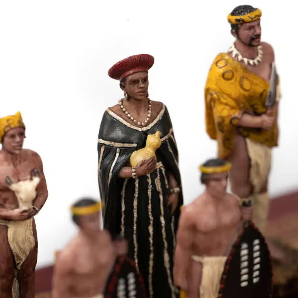 Ensemble Guerre Anglo-Zouloue Echiquier en Similicuir Rouge et Jeu d'Echecs en Résine Peint à la Main – Image 5