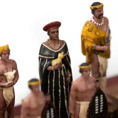 Alternative view of Ensemble Guerre Anglo-Zouloue II Echiquier en Similicuir avec Rangement et Jeu d'Echecs en Résine Peint à la Main