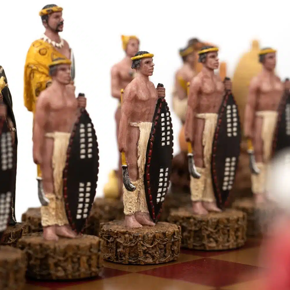 Ensemble Guerre Anglo-Zouloue Echiquier en Similicuir Rouge et Jeu d'Echecs en Résine Peint à la Main – Image 6