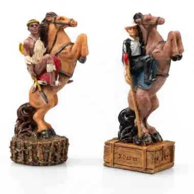 Deux cavaliers à cheval du jeu d'échecs Guerre Anglo-Zouloue II en résine peinte