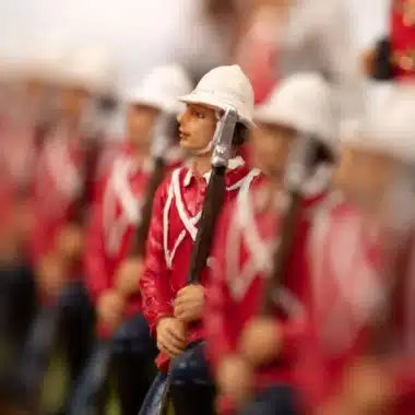 Soldats britanniques en résine, détail des uniformes rouges et casques coloniaux