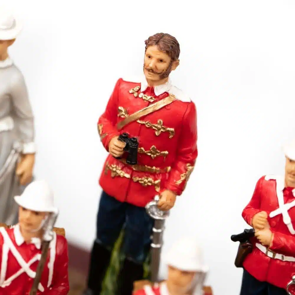 Ensemble Guerre Anglo-Zouloue Echiquier en Similicuir Rouge et Jeu d'Echecs en Résine Peint à la Main – Image 8