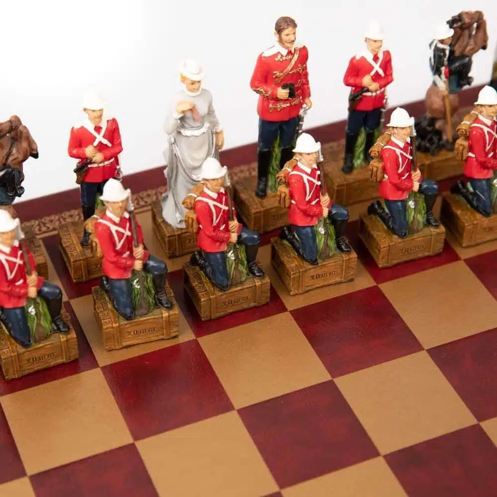 Ensemble Guerre Anglo-Zouloue Echiquier en Similicuir Rouge et Jeu d'Echecs en Résine Peint à la Main – Image 3