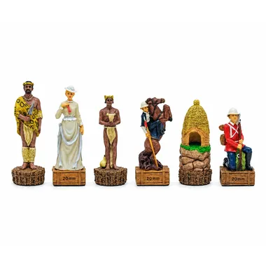 Jeu d'échecs en résine Guerre Anglo-Zouloue, six pièces peintes présentées côte à côte