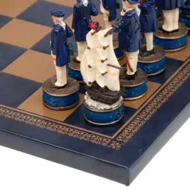 Alternative view of Ensemble Pirates III Echiquier en Similicuir et Jeu d'Echecs en Résine Peint à la Main