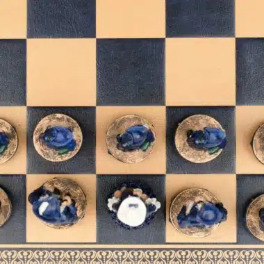 Vue de dessus des pions Pirates III allongés sur l'échiquier bleu et or